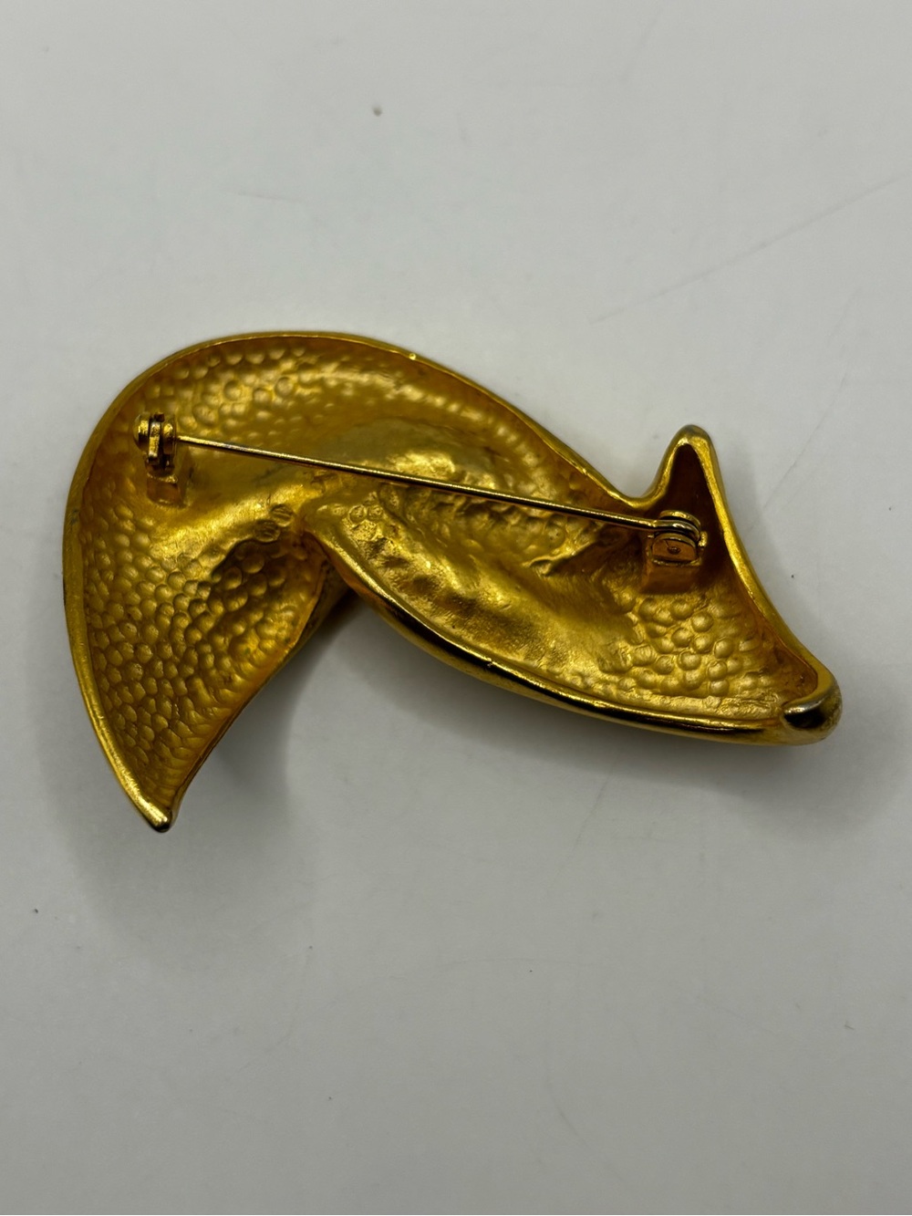 Vintage Minimalist Abstract Folded Ribbon Brooch – Matte Gold Tone - Picture 7 of 11
